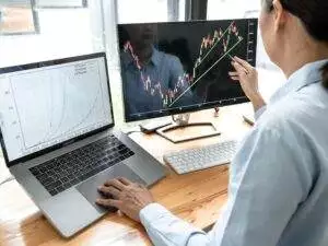 businesswoman-investor-having-planning-a-new-proje-2023-11-27-05-29-21-utc-min.jpg